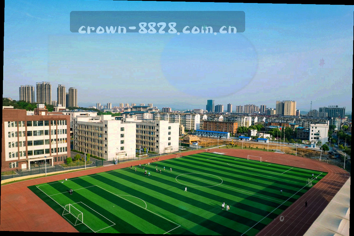 现代办公空间走廊与洽谈室实景，明亮自然光从侧窗进入
